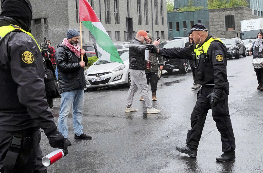 Hryðjuverkasamtökin NO BORDERS hóta flugfélögum?